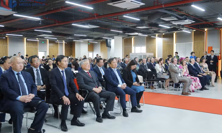 Các đại biểu nghe Ban Quản lý KKT tỉnh giới thiệu về các tiềm năng, thế mạnh của tỉnh Quảng Ninh và nhà đầu tư giới thiệu về Khu phức hợp dịch vụ DEEP C. 