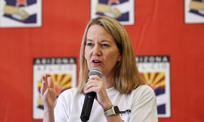 Tổng chưởng lý bang Arizona Kris Mayes tại sự kiện ở thành phố Phoneix tháng 11/2024. Ảnh: AFP