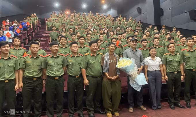 Sinh viên và Ban chấp hành Đoàn trường Đại học An ninh nhân dân giao lưu đoàn phim "Địa đạo" tại Bình Dương, tối 11/4. Ảnh: Quế Chi