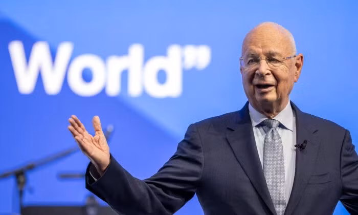 Người sáng lập Diễn đàn Kinh tế Thế giới Klaus Schwab có bài diễn văn trong buổi lễ “Giải thưởng Pha lê” tại cuộc họp thường niên của Diễn đàn Kinh tế Thế giới ở Davos, Thụy Sĩ, hôm 16/1/2023. Ảnh: epochtimesviet.com