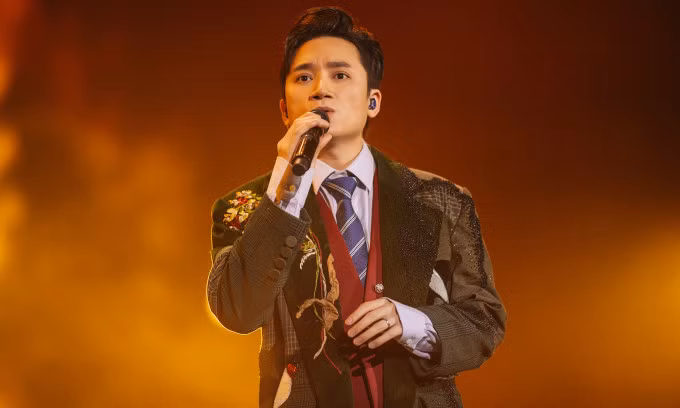 Phan Mạnh Quỳnh trong concert "Chuyến tàu: Mùa xuân", tối 6/4 tại Sân vận động Quần Ngựa, Hà Nội. Trước đó, anh tổ chức "Chuyến tàu: Mùa đông" ở TP HCM, ngày 5/1. Ảnh: Ban tổ chức cung cấp