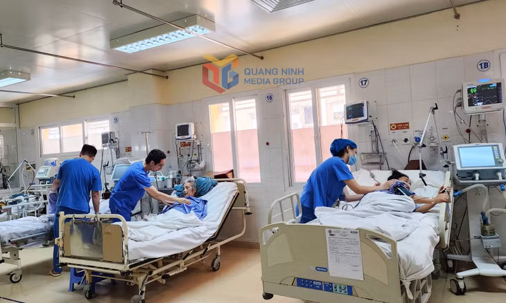 Các y, bác sĩ khoa Hồi sức tích cực Nội (Bệnh viện Việt Nam - Thụy Điển Uông Bí) chăm sóc, điều trị cho bệnh nhân nặng.
