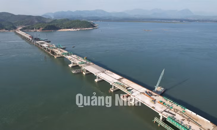 Cầu Vân Tiên - cây cầu dài nhất tuyến cao tốc Vân Đồn - Móng Cái và dài nhất tỉnh Quảng Ninh đã hợp long nhịp chính giữa sông.