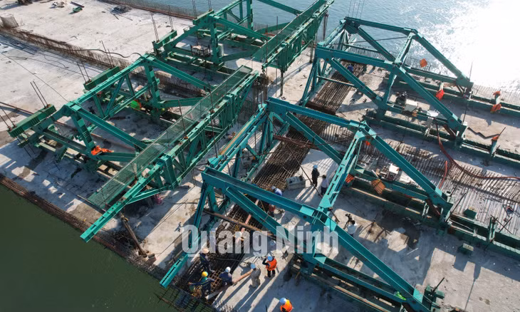 Nhịp cầu chính giữa sông được hợp long có ý nghĩa đặc biệt quan trọng tới việc đẩy nhanh tiến độ hoàn thiện các hạng mục trên cầu.