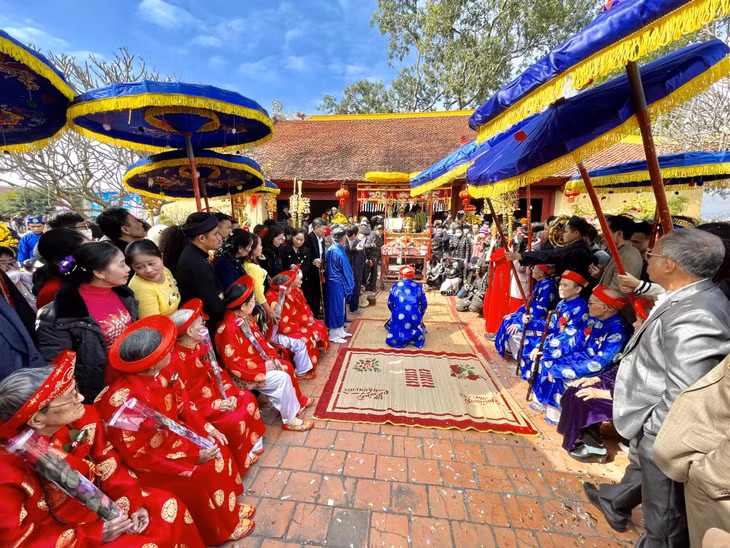 Lễ tạ của các cụ thượng thọ phường Yên Hải thu hút đông đảo người dân, con cháu tới xem và chúc mừng (2-2023). Ảnh: Minh Đức
