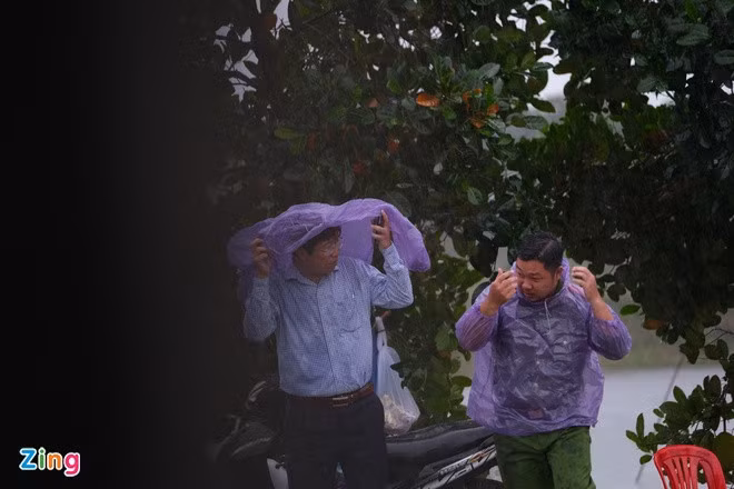 Ông Huỳnh Minh Tuấn (trái), Phó chủ tịch UBND tỉnh Đồng Tháp, chỉ đạo hiện trường cứu hộ tại cầu Rọc Sen. Ảnh: Hoàng Giám.