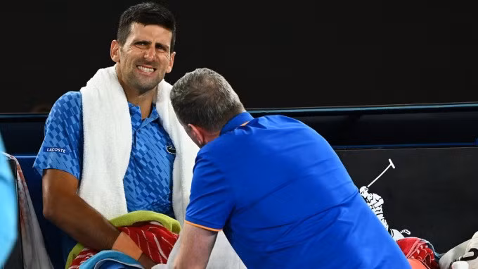 Djokovic hai lần yêu cầu chăm sóc y tế ở trận gặp Dimitrov. Ảnh: AP.
