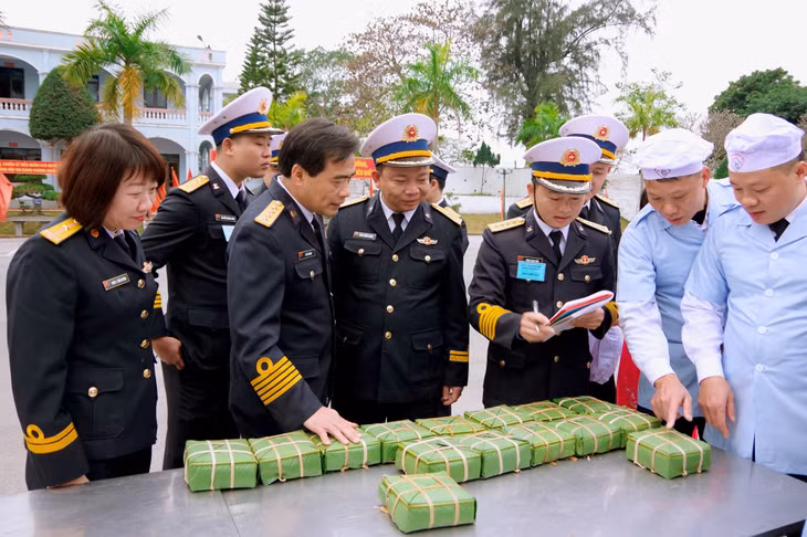 Ban Giám khảo tiến hành chấm thi.