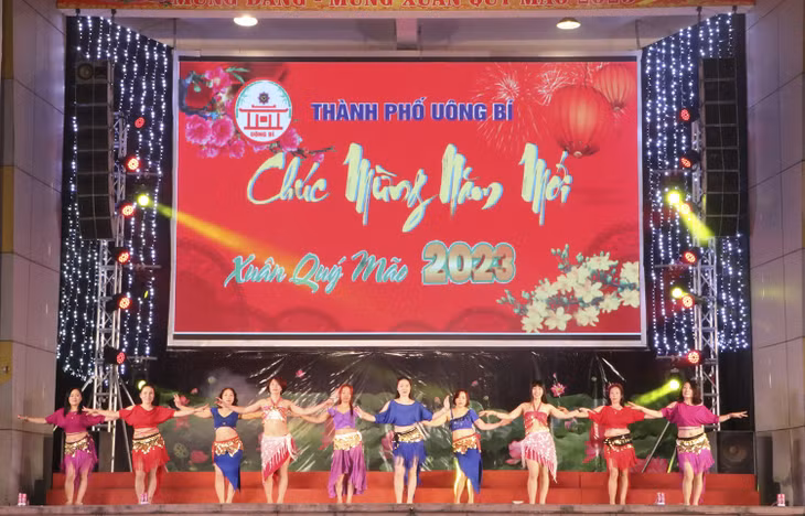 Chương trình dân vũ và dạ hội thanh niên sôi động.