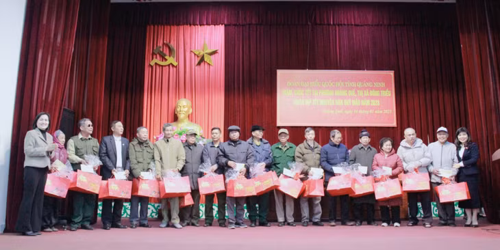 Các hộ của phường Hoàng Quế được tặng quà Tết của Đoàn ĐBQH tỉnh.