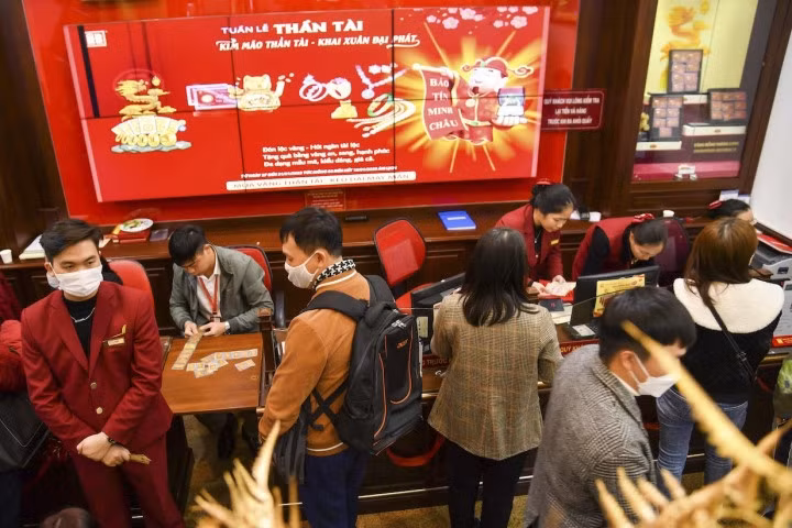 Càng sát ngày vía Thần Tài, người dân kéo đến các tiệm vàng càng đông hơn.