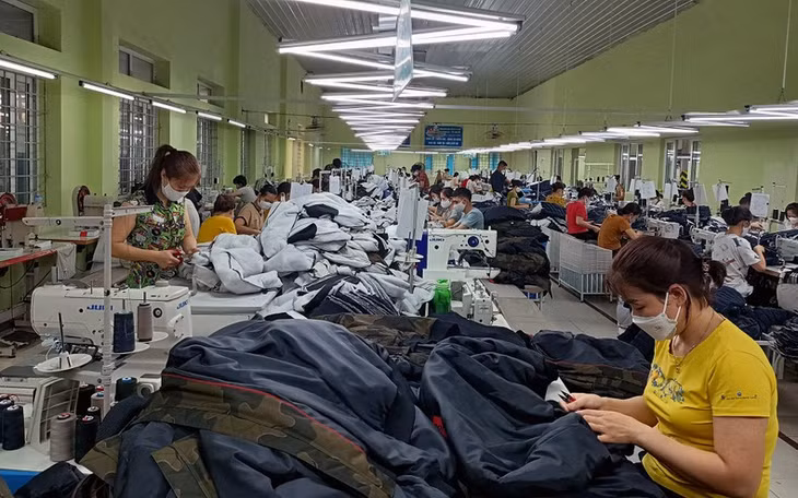 Sản xuất hàng may mặc xuất khẩu tại Tổng công ty cổ phần Dệt may Nam Ðịnh.