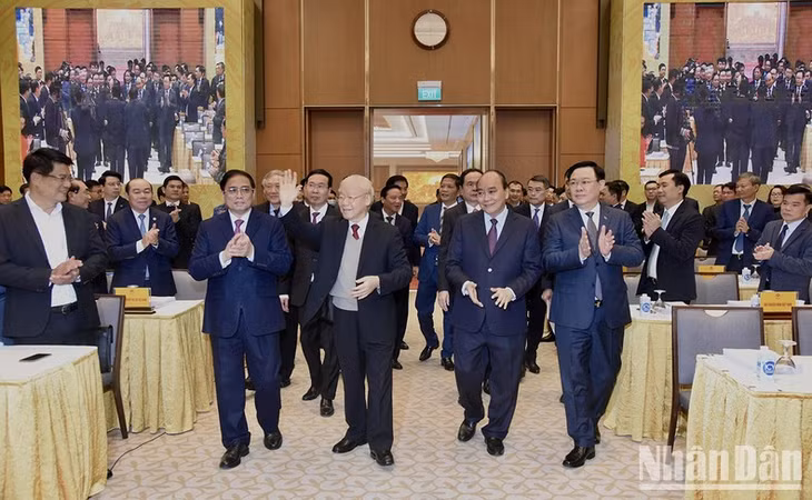 Tổng Bí thư Nguyễn Phú Trọng cùng các đồng chí lãnh đạo tới tham dự hội nghị. (Ảnh: Trần Hải)