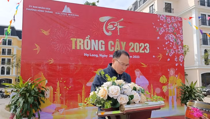 Ông Nông Vũ Thoan - Phó Chủ tịch UBND phường Hùng Thắng tham dự và phát biểu khai mạc Tết trồng cây 2023 tại Khu đô thị Halong Marina. Ảnh: Khu đô thị Halong Marina.