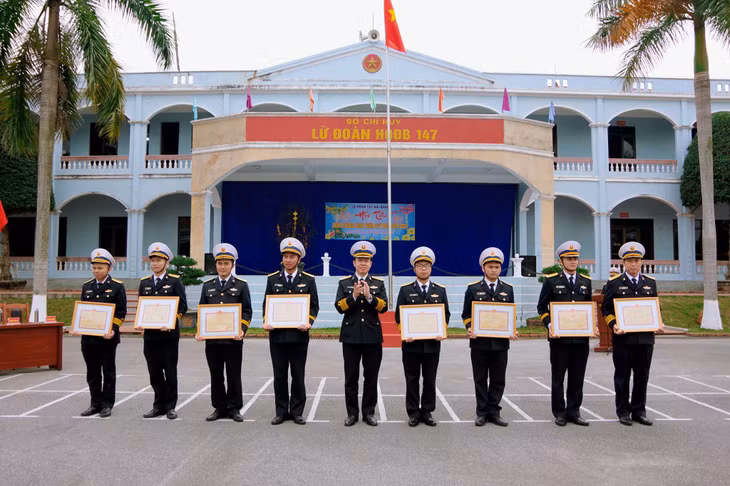 Thủ trưởng Lữ đoàn trao giải cho các đội.