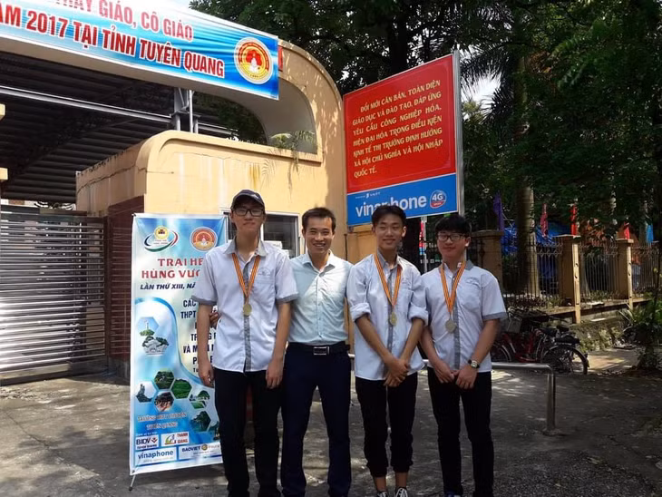 Thầy giáo Hà Đại Tôn (thứ 2 trái sang) cùng các học trò tại kỳ thi chọn học sinh giỏi tại Trại hè Hùng Vương lần thứ XIII, năm 2017.
