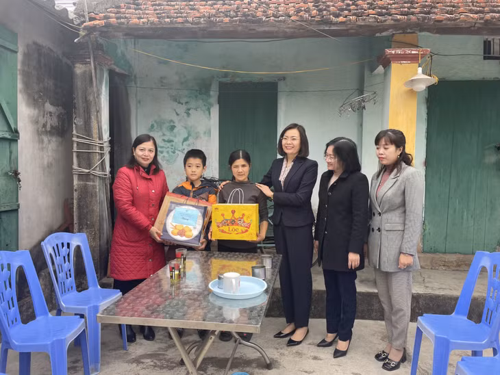 Chủ tịch Hội LHPN tỉnh thăm, chúc Tết và tặng quà gia đình chị Phạm Thị Thúy, phường Cộng Hòa, TX Quảng Yên.