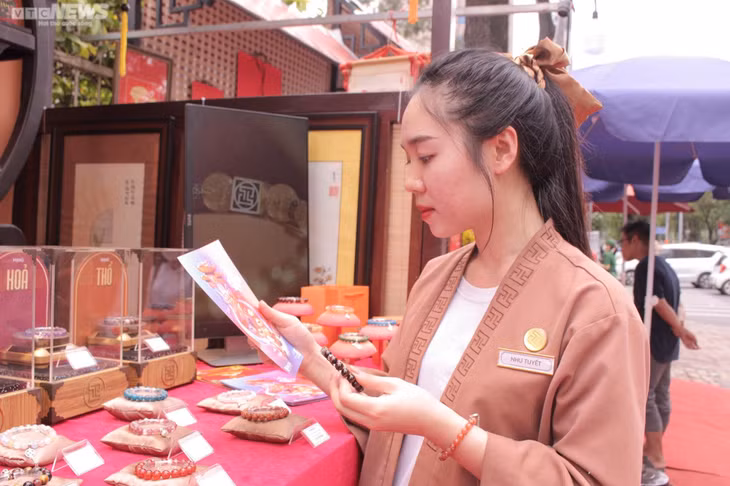 TP.HCM: Phố Ông đồ rực rỡ sắc xuân, nhiều người đua nhau 'check-in' ảnh 5