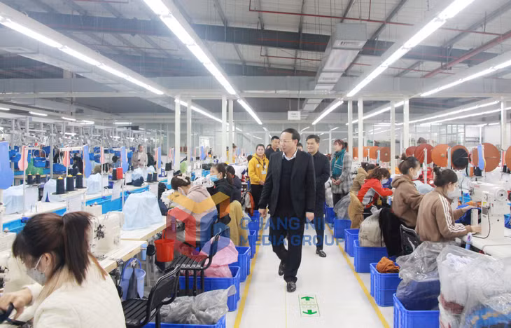 Đồng chí Nguyễn Xuân Ký, Ủy viên Trung ương Đảng, Bí thư Tỉnh ủy, Chủ tịch HĐND tỉnh thăm, kiểm tra tình hình sản xuất kinh doanh và động viên người lao động đang làm việc tại công ty TNHH dệt may Weitai Hạ Long (KCN Việt Hưng).
