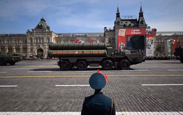 Các hệ thống phòng không tên lửa S-400 của Nga diễu hành qua Quảng trường Đỏ trong buổi diễn tập cho lễ duyệt binh Ngày Chiến thắng ở trung tâm Moscow vào ngày 7/5. Ảnh: AFP