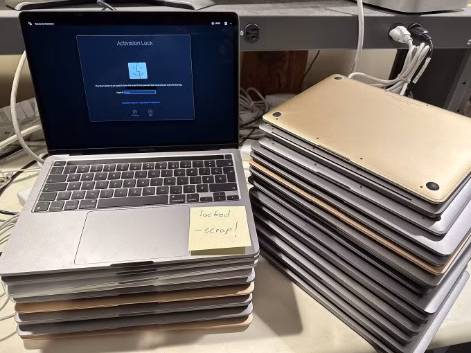Hàng chục MacBook còn tốt nhưng thành phế liệu vì không thể mở khoá. Ảnh: John Bumstead