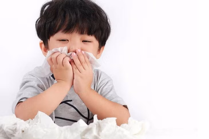 Cha mẹ cần đảm bảo cho trẻ được ngủ nghỉ nhiều hơn, lựa chọn thực đơn giàu dưỡng chất giúp tăng sức đề kháng.