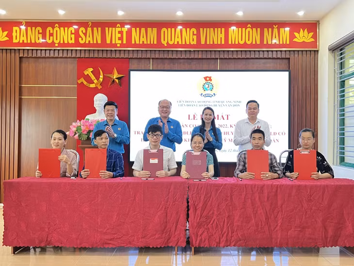 LĐLĐ huyện Vân Đồn ra mắt 6 công đoàn cơ sở tại các doanh nghiệp nhỏ và vừa, tháng 5/2022. Ảnh: Thanh Hằng