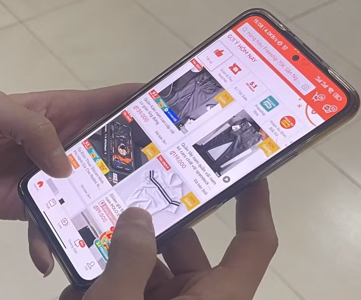 Xu hướng người dân mua hàng online ngày càng nhiều.