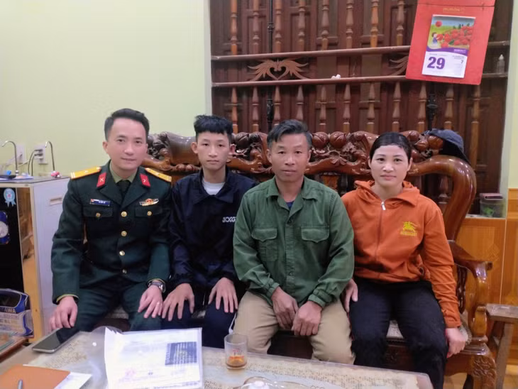 Thiếu tá Lê Duy Kỳ trong đợt tặng quà của Ban CHQS huyện Hải Hà cho các gia đình chính sách trên địa bàn.