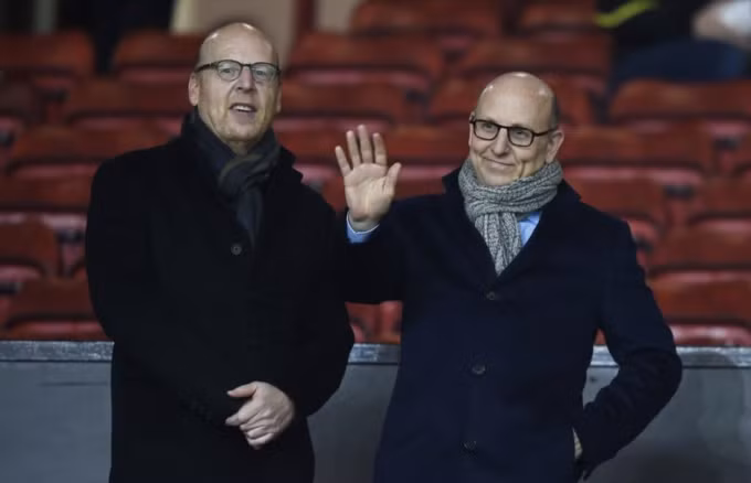 Anh em Avram Glazer (trái) và Joel Glazer là đồng sở hữu Man Utd. Ảnh: AFP