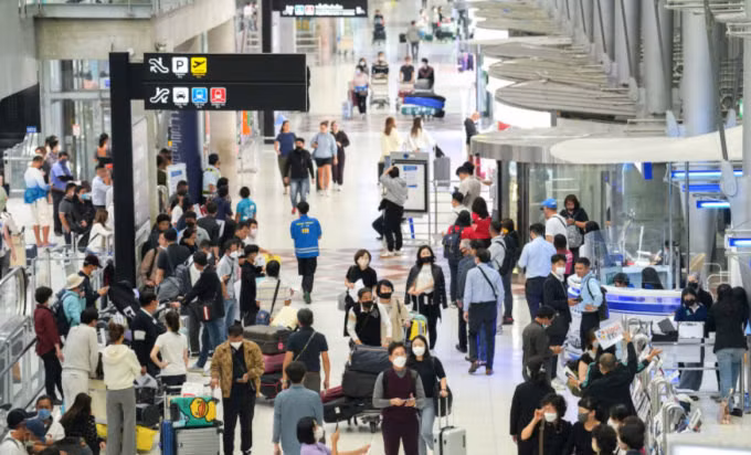 Hành khách di chuyển tại sân bay Suvarnabhumi, Thái Lan. Ảnh: AFP