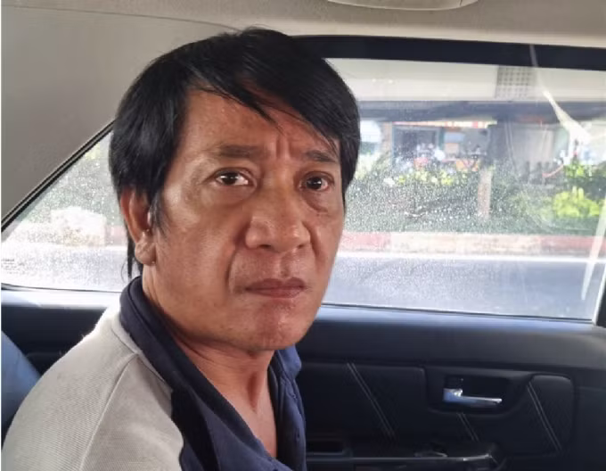 Nghi phạm Nguyễn Như Phú, người giúp Thái đục lỗ, cán màng, đánh bóng để tạo tiền giả "thành phẩm". Ảnh: Bảo Nam