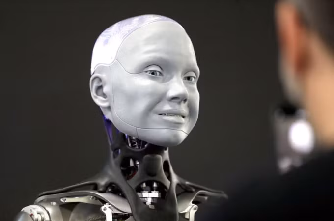 Một nguyên mẫu robot với kiểu dáng và kích thước tương tự con người. Ảnh: Reuters