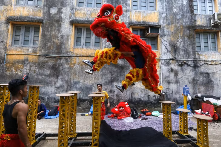 Các thành viên của một nhóm múa lân luyện tập cho buổi biểu diễn vào Tết Nguyên đán sắp tới ở Yangon, Myanmar, ngày 19/1. Ảnh: AFP