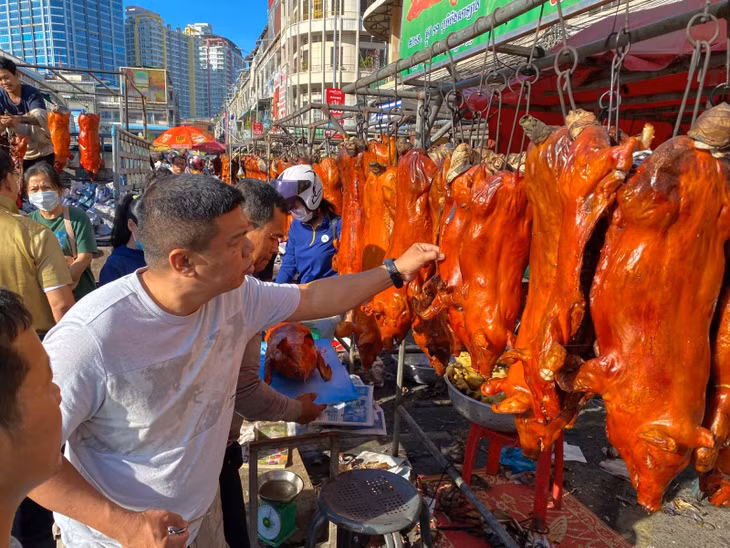 Quầy bán lợn quay dịp Tết Nguyên đán ở Phnom Penh, Campuchia vào ngày 21/1. Ảnh: AFP