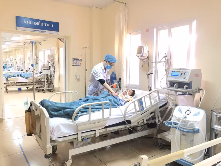 Bác sĩ điều trị cho bệnh nhân nặng tại khoa Hồi sức tích cực, Bệnh viện Việt Nam - Thụy Điển Uông Bí.