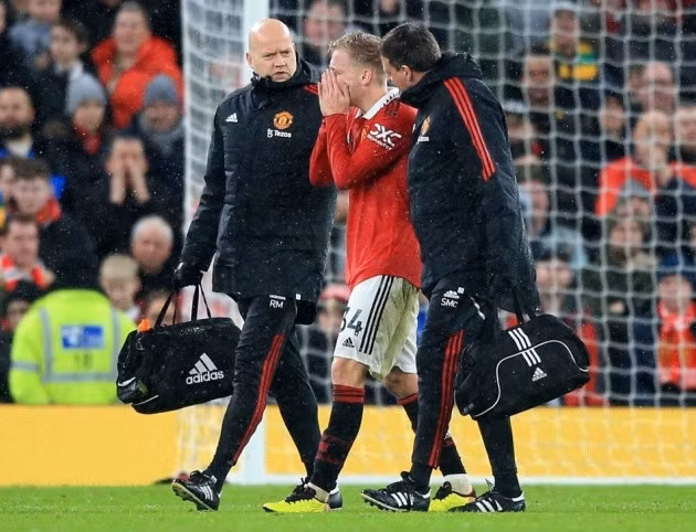 Van de Beek bật khóc.