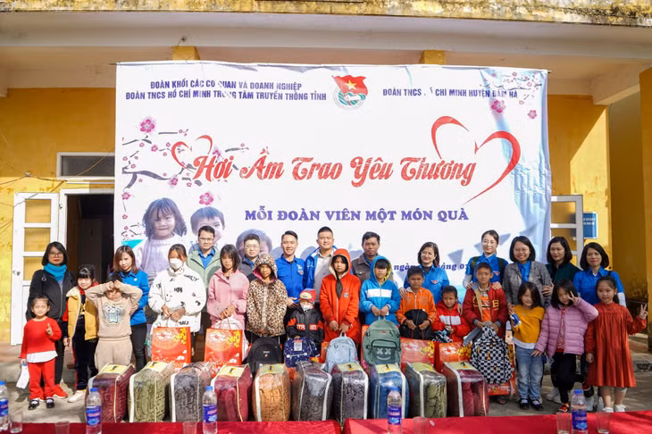 Đoàn thanh niên QMG trao tặng chăn ấm, cặp sách và nhiều phần quà cho trẻ em có hoàn cảnh khó khăn tại xã Quảng Lâm.