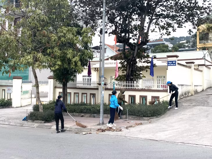 Phụ nữ tổ 3A, khu 3, phường Hồng Hà, TP Hạ Long, tích cực tham gia dọn vệ sinh đường phố.