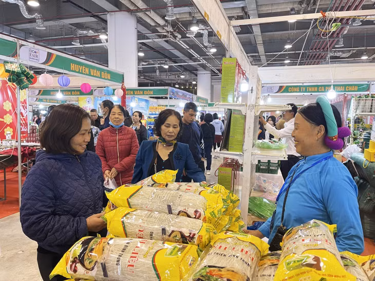 Các sản phẩm đặc trưng của ngày Tết như bánh chưng, miến dong Bình Liêu được nhiều khách hàng chọn mua tại hội chợ.