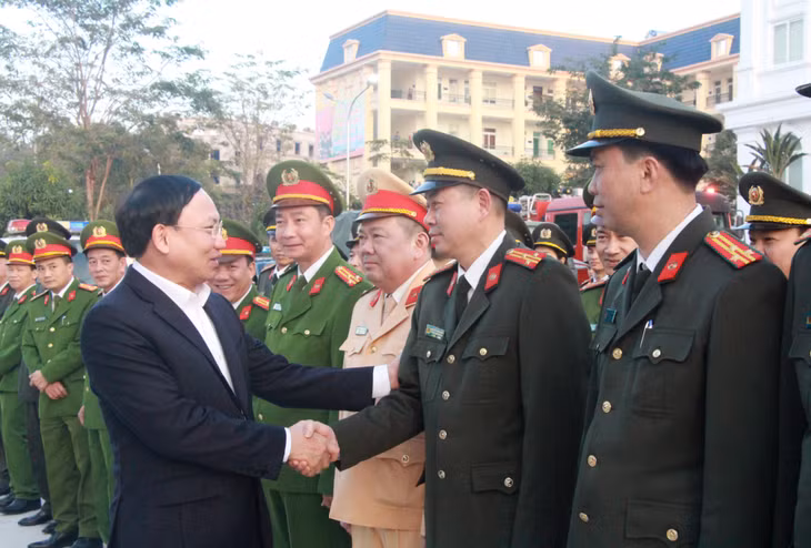 Đồng chí Bí thư Tỉnh ủy, Chủ tịch HĐND tỉnh trò chuyện, động viên cán bộ, chiến sỹ ra quân đảm bảo an ninh trật tự đêm giao thừa.