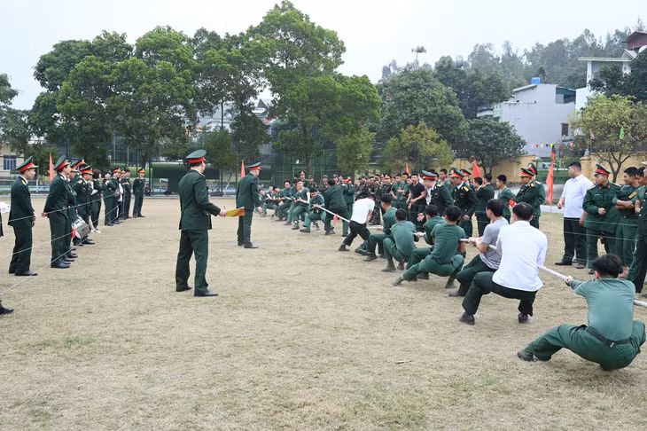 Cán bộ, chiến sĩ tham gia các môn kéo co.