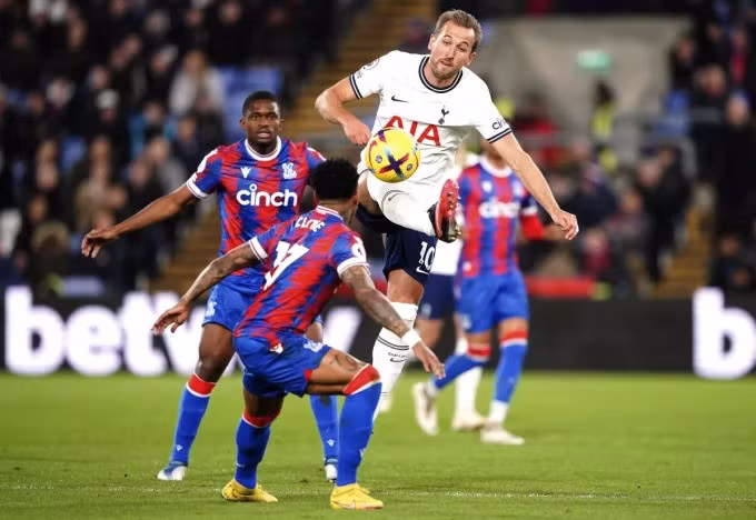 Harry Kane tranh bóng với hậu vệ Crystal Palace Nathaniel Clyne trong trận đấu tại Selhurst Park ngày 4/1. Ảnh: AP
