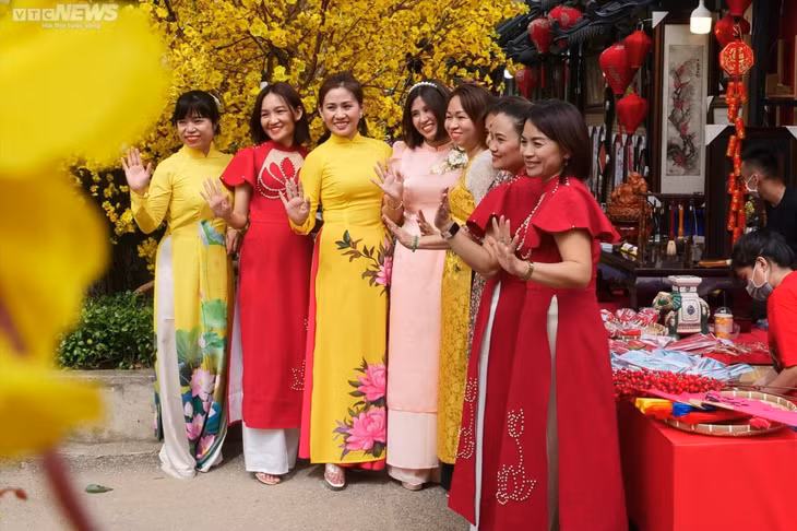 TP.HCM: Phố Ông đồ rực rỡ sắc xuân, nhiều người đua nhau 'check-in' ảnh 7