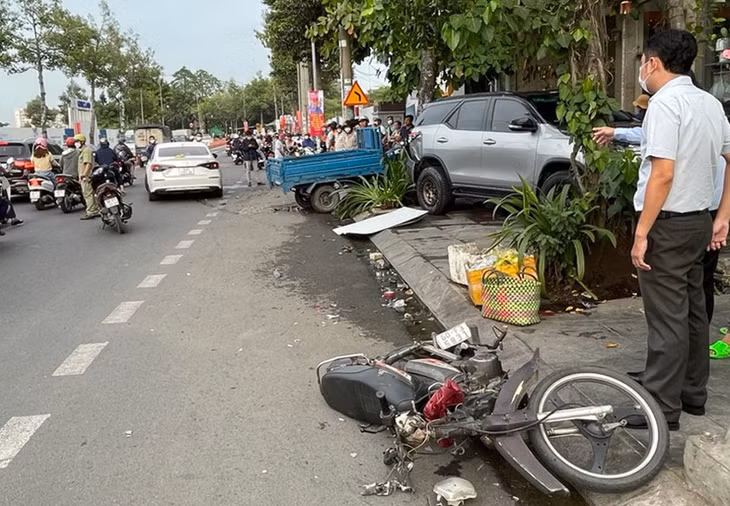 Cú va chạm liên hoàn khiến 4 xe hư hỏng.