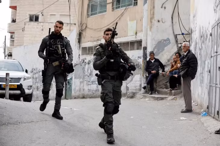 Cảnh sát Israel tại khu vực nơi nghi phạm từng sinh sống. Ảnh Reuters.
