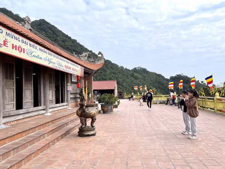 Người dân, du khách tới lễ chùa đầu xuân tại Chùa Ngọa Vân, TX Đông Triều.