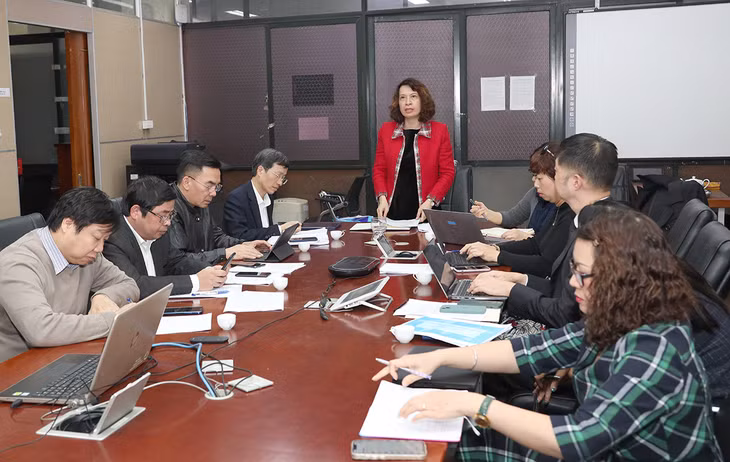 Thứ trưởng Bộ Y tế Nguyễn Thị Liên Hương chủ trì cuộc họp Trung tâm đáp ứng khẩn cấp sự kiện y tế công cộng – Bộ Y tế (PHEOC) về giám sát và đáp ứng dịch bệnh. Ảnh: Trần Minh/moh.gov.vn