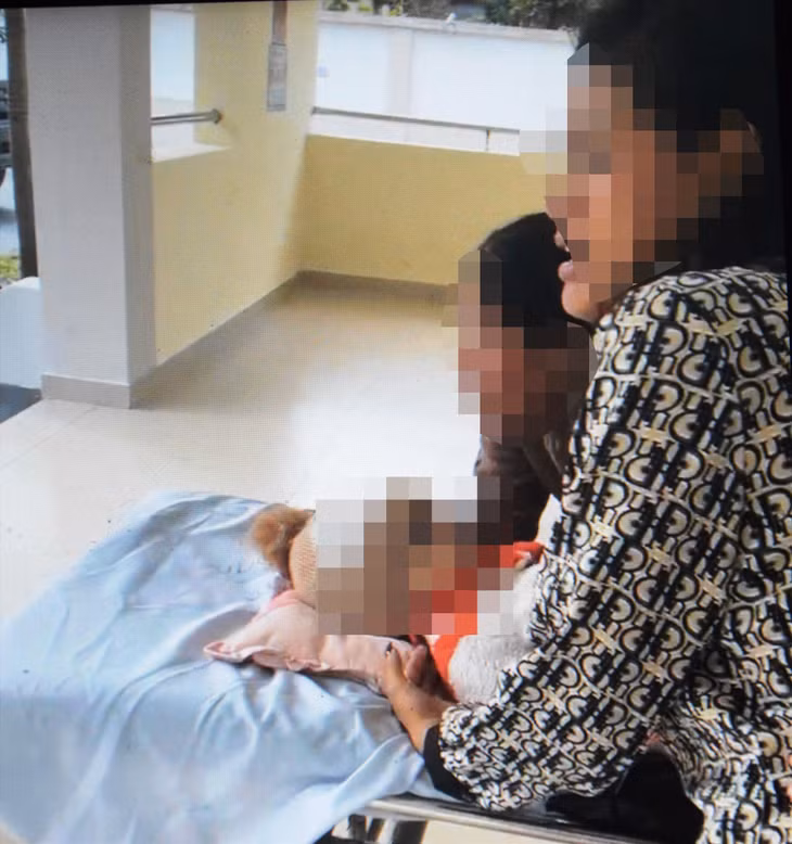 Người nhà đau đớn trước cái chết của cháu T.Đ.L.(3 tuổi) ở Quảng Ngãi. Ảnh: Đông Giang