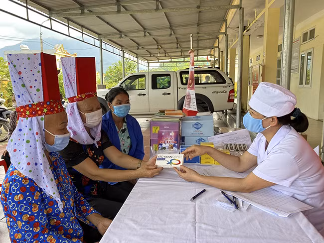 Hội KHHGĐ tỉnh tư vấn và cấp phát thuốc điều trị phụ khoa, phương tiện tránh thai miễn phí tại Quảng An (huyện Đầm Hà).